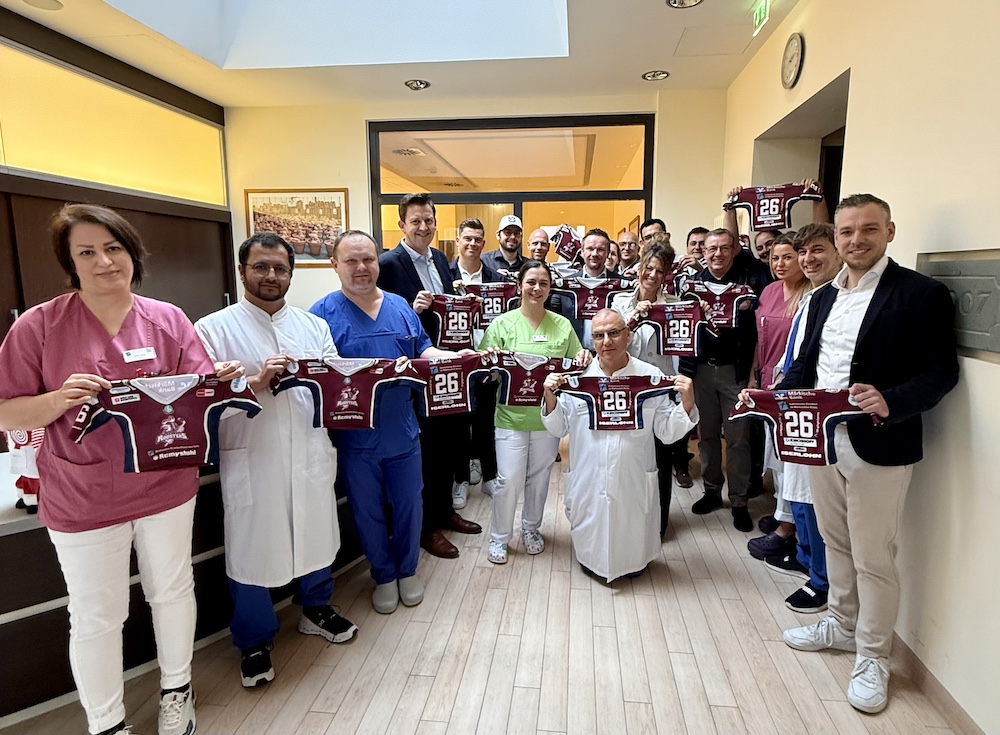 Mini-Roosters-Babytrikots, unter anderem mit Fischer & Schäfer Immobilien